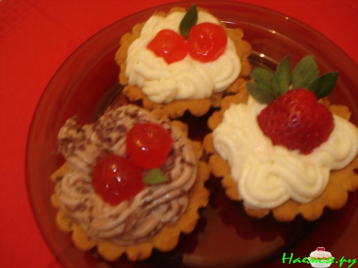 Корзиночки с кремом и марципанами Корзиночки с кремом и марципанами