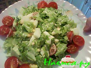 Просто салатик с помидором, яйцом и чесночком