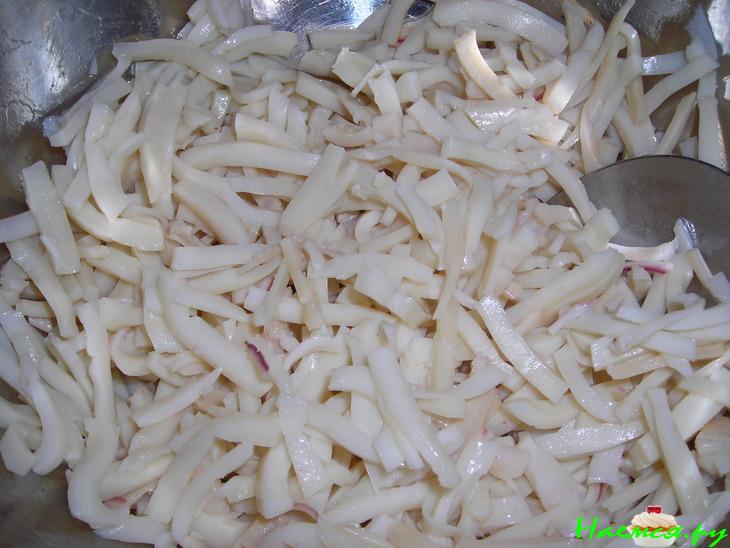 Салат с кальмарами, сыром и кукурузой