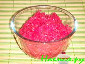 Капуста маринованная со свеклой и чесноком
