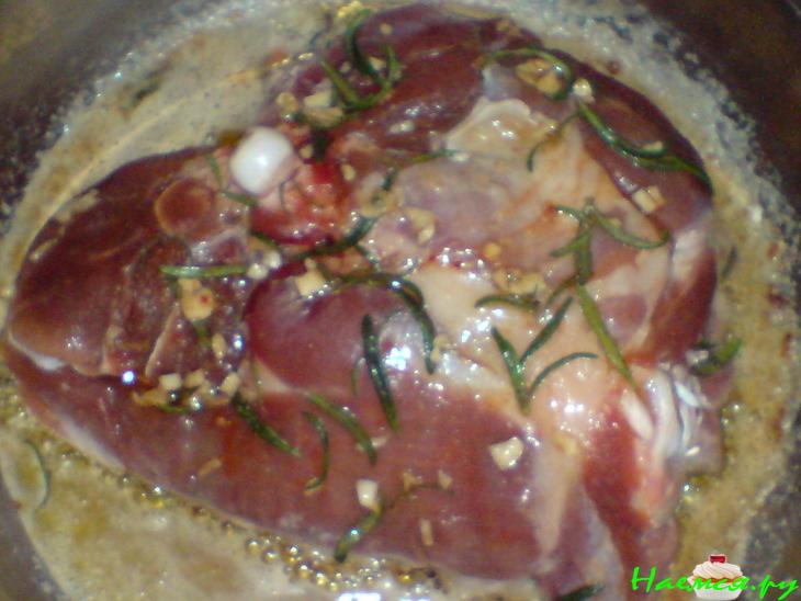 Голень индейки, тушенная в вине с розмарином