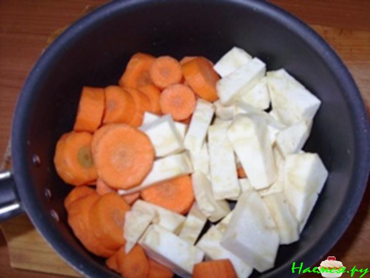 Морковно-сельдерейная запеканка с беконом и сосисками