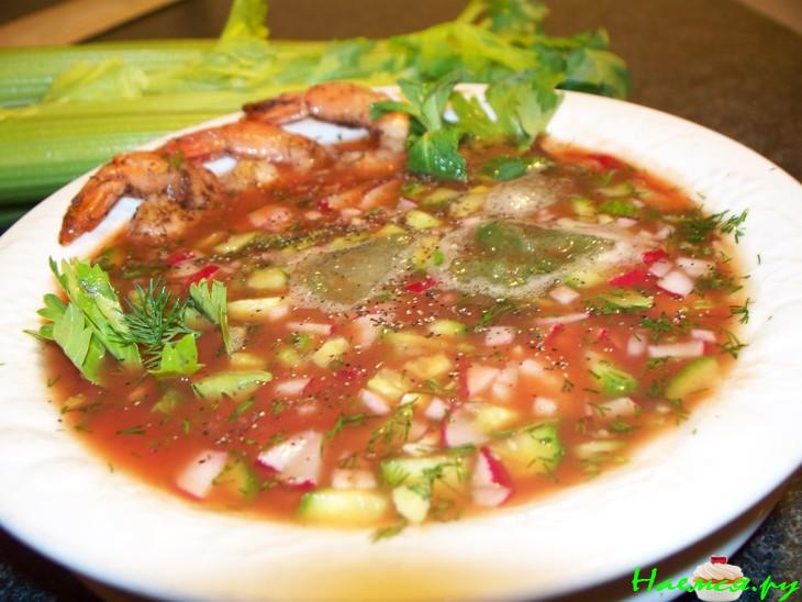 Канадский холодный суп с креветками на томатном соке за 5 минут