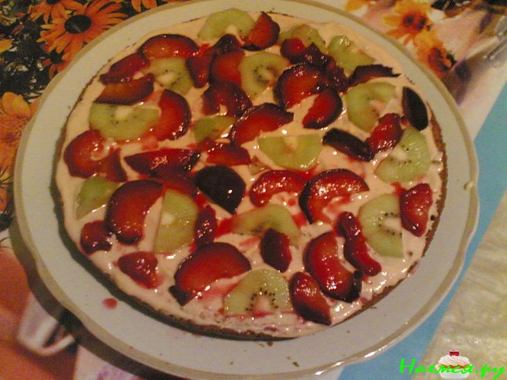 Торт со сливами и киви