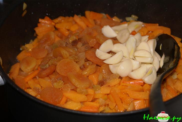 Плов из коричневого риса с тыквой, курагой и изюмом Плов из коричневого риса с тыквой, курагой и изюмом