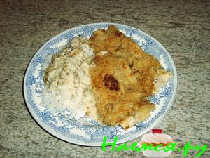 Рыбка в сухарях и сливочном соусе