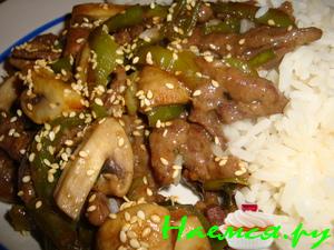 Говядина с шампиньонами,паприкой и луком (по-китайски)