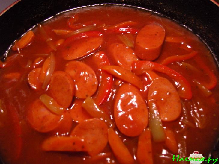 Быстрый гуляш с колбасой Быстрый гуляш с колбасой