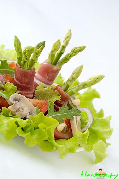 Салат из мини-спаржи с беконом