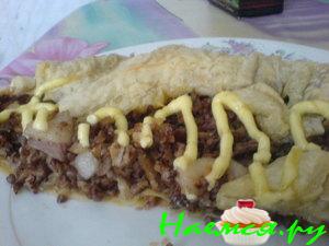 Слоеный пирог с гречкой, мясом и грибами