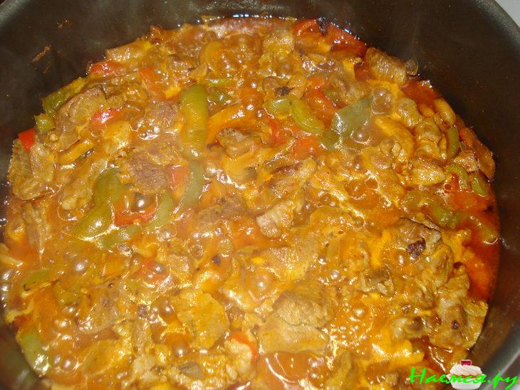 Аппетитная свиная поджарка с перцем и грибами