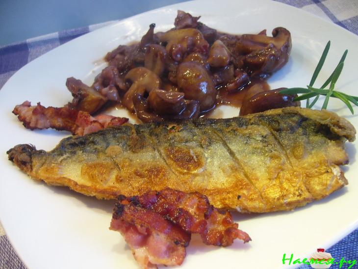 Скумбрия с шампиньонами в вине