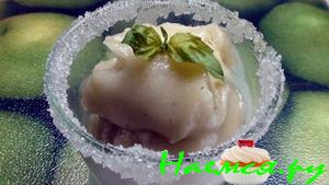 Мороженное украшенный базиликом