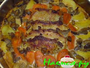 Мясо с овощами под грибным соусом