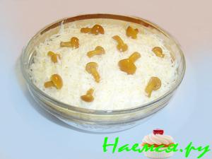 Салат с отварной рыбой и маринованными грибами