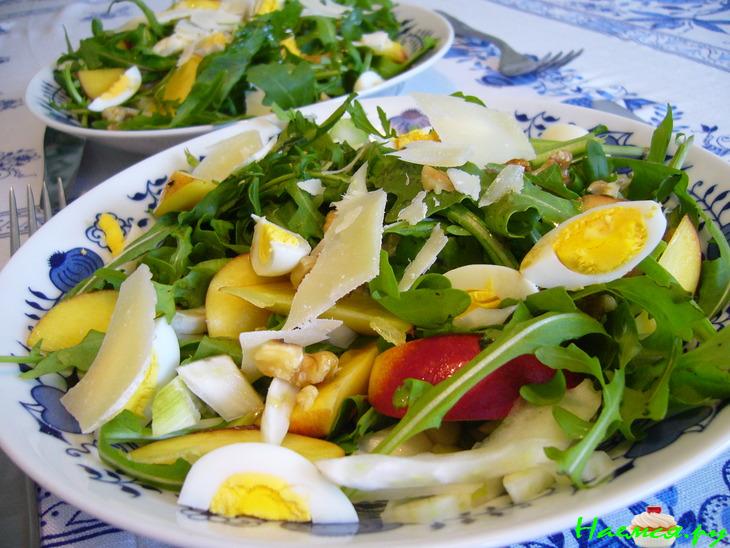 Салат из рукколы с нектаринами, фенхелем и перепелиными яйцами Салат из рукколы с нектаринами, фенхелем и перепелиными яйцами