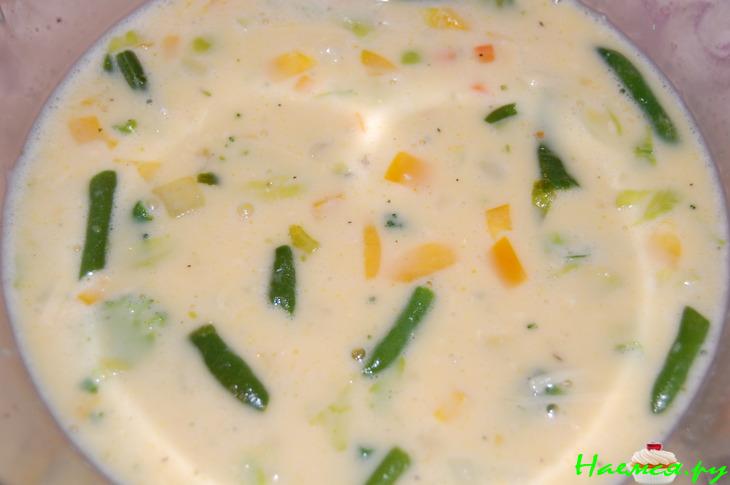 Омлет с овощной смесью и вареной колбасой