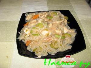 Куриное филе с овощами и фунчозой