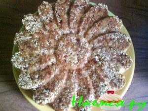 Кекс с колбасой и двумя сырами  