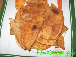 Чебуреки, жаренные в сковороде