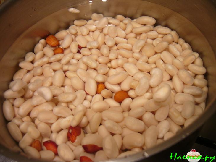 Фасолевый суп с пастой и копченостями