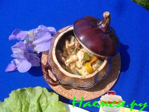 Овощное ассорти с куриным филе в горшочках