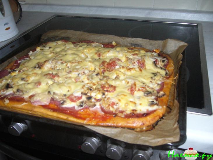 Тесто для пиццы с острым томатным соусом