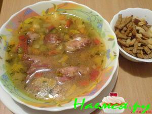 Суп с зелёного горошка и копчеными ребрышками