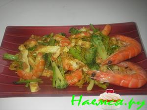 Жареный рис с креветками, овощами и омлетом