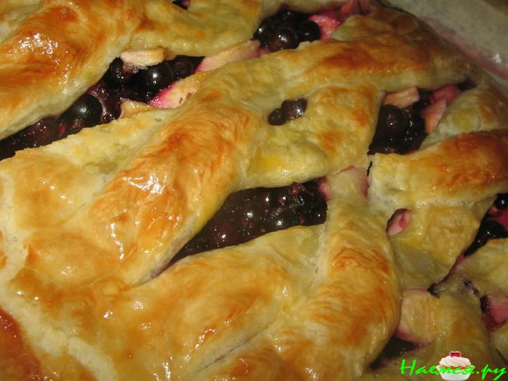 Пирог слоенный с ягодами
