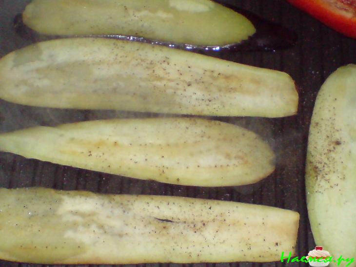 Рулетики из баклажанов с брынзой, кедровыми орешками и пастой из паприки