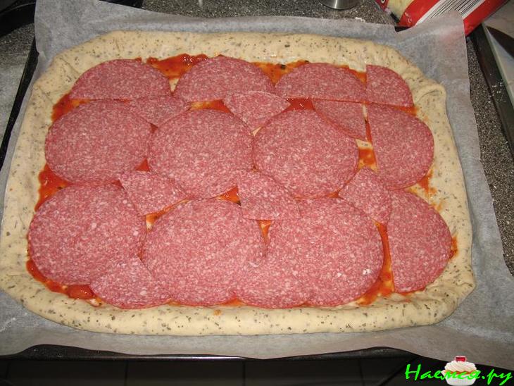 Пицца "Салями" с овощным акцентом и сыром в корочке