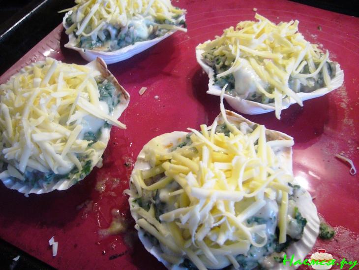 Морской коктейль со шпинатом под соусом бешамель