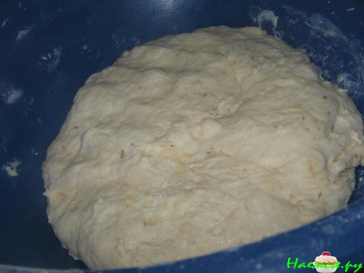 Пирог с двумя видами сыра из теста для пиццы