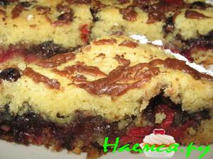 Пирог вишнево-смородиновый с шоколадом