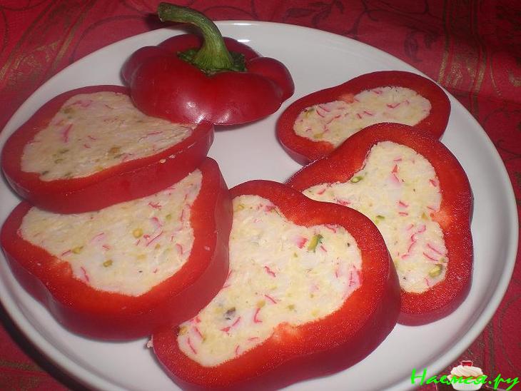 Фаршированный болгарский перец сыром и крабовыми палочками Фаршированный болгарский перец сыром и крабовыми палочками