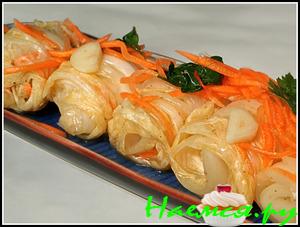 Рулетики из маринованной китайской капусты Рулетики из маринованной китайской капусты