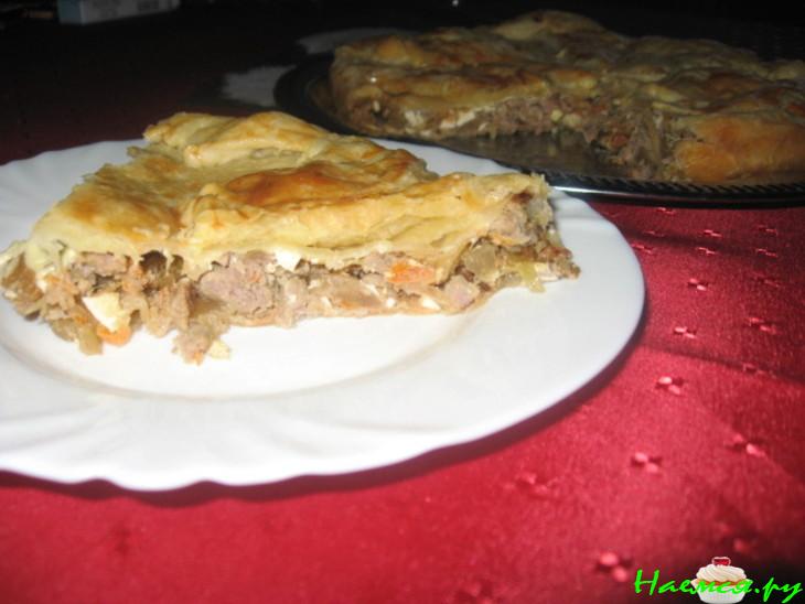 Пирог с капустой, фаршем и яйцом