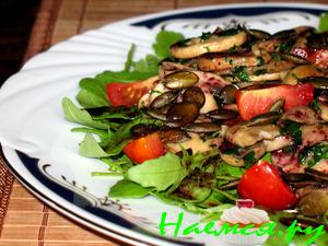 Салат из шампиньонов с тыквенными семечками