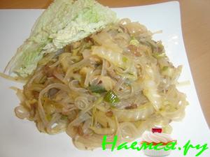 Куриное мяско с пекинской капустой и рисовой лапшой в воке