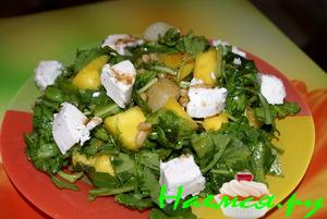 Салат с рукколой, манго и кедровыми орешками