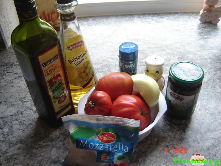 Салат из помидор с моцареллой и маслинами