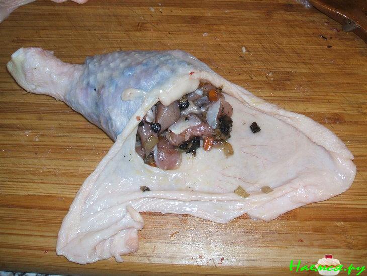 Фаршированные грибами окорочка