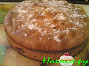 Яблочный пирог с финиками и орехами