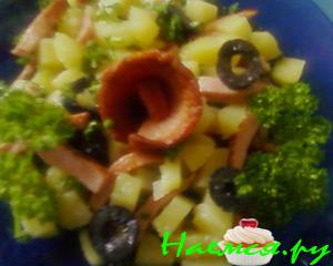Салат "Искушение" с колбасой, картошкой и маслинами