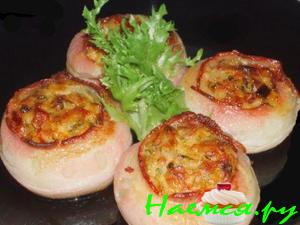 Фаршированый лук в беконе