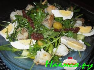 Салат с жареным окунем и вялеными помидорами