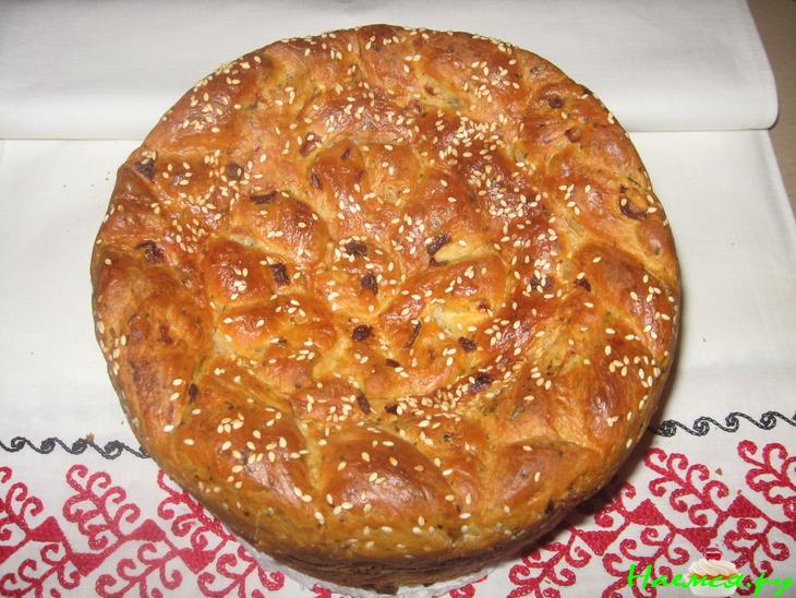 Ароматный хлеб с душистым маслом, травами и луком