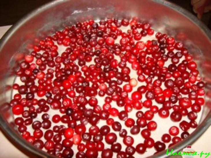 Клюквенный пирог с грецкими орехами