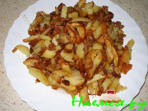 Жареная картошечка с куриными шкварками и грибами